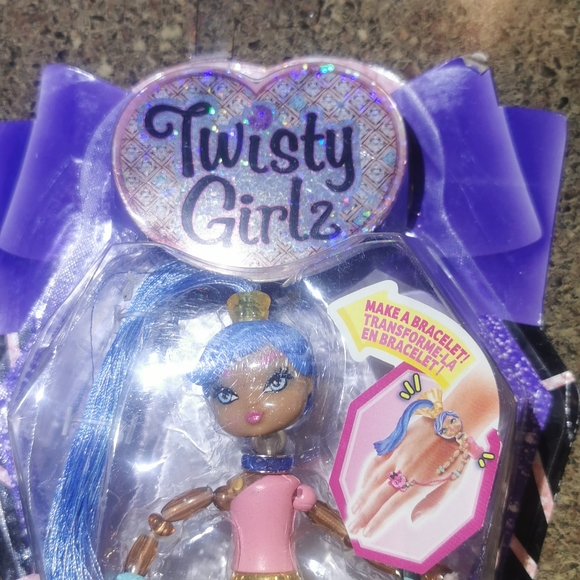 Twistys Girlz Girls Ebon E. Twisty Petz Pets Spin Master Series 2 Doll NWT New - Picture 4 of 16